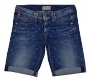 Coole Jeans-Bermuda in klassischem Blau und mit Sternen-Muster verziert. Die Passform ist Straight Fit, das Material ist durch den Elasthan-Anteil anschmiegsam weich.