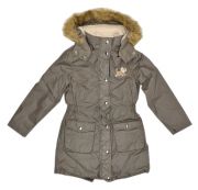 Warm-wattierte Winterjacke für Mädchen in khaki mit diversen Kunstfell-Applikationen und einem Chipie-Hunde-Logo auf dem Rücken.