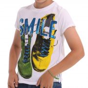 Weißes Kurzarm-Shirt für Jungen mit lässigem Schnitt. Vorn ist ein großer SMILE Schriftzug und es sind ein Paar coole Boots abgebildet