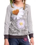 Dezenter, grauer Pullover für Mädchen von Desigual mit großen Blumen.Motiven vorn und Zierknopfleiste auf dem Rücken