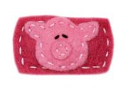 Süße, handgefertigte Haarspange aus einem Filzmotiv gearbeitet, mit einer Metallspange. Das Motiv Oink Piggy zeigt einen Schweinchenkopf auf dunkelpinkfarbenem Grund.