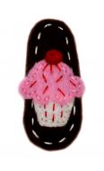 Süße, handgefertigte Haarspange aus einem Filzmotiv gearbeitet, mit einer Metallspange. Das Motiv Pink Cupcake zeigt einen pinkfarbenen Kuchen auf braunem Grund.