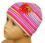 Süße Ringeljersey-Mütze für Mädchen mit großem Erdbeeren-Patch vorn. Bequemer Sitz in bewährter Qualität von MaxiMo