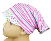 Niedliche Kopftuchmütze für Mädchen aus pink-weißem Jersey-Stoff mit einem Schild mit MUffin-Motiven.