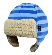 Coole, kleine Parka-Mütze für Babyjungen in blauen Blockringel-Motiven und mit kuscheligen Fellapplikationen von MaxiMo